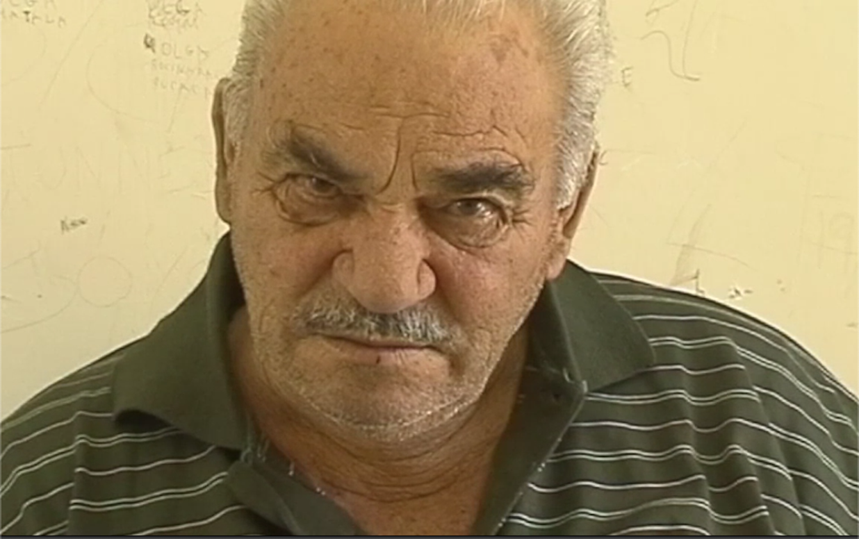 portrait d'un homme devant un mur jaune
