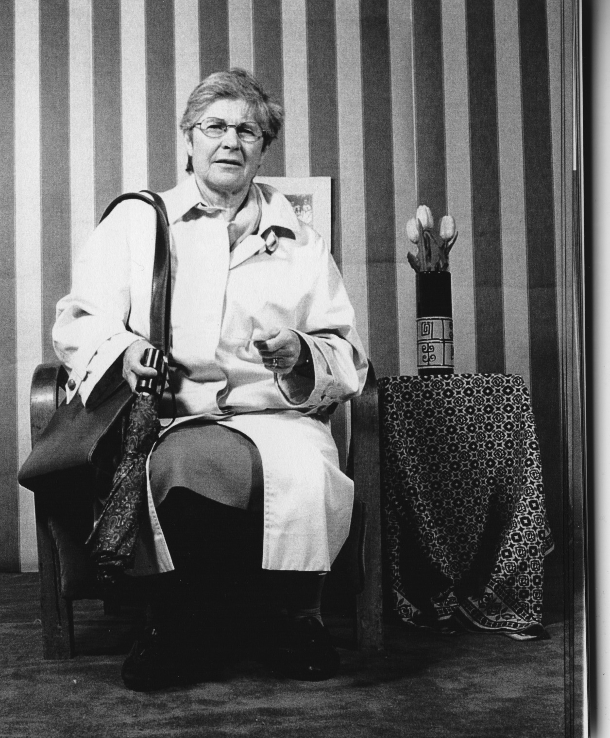 passante devant un décor