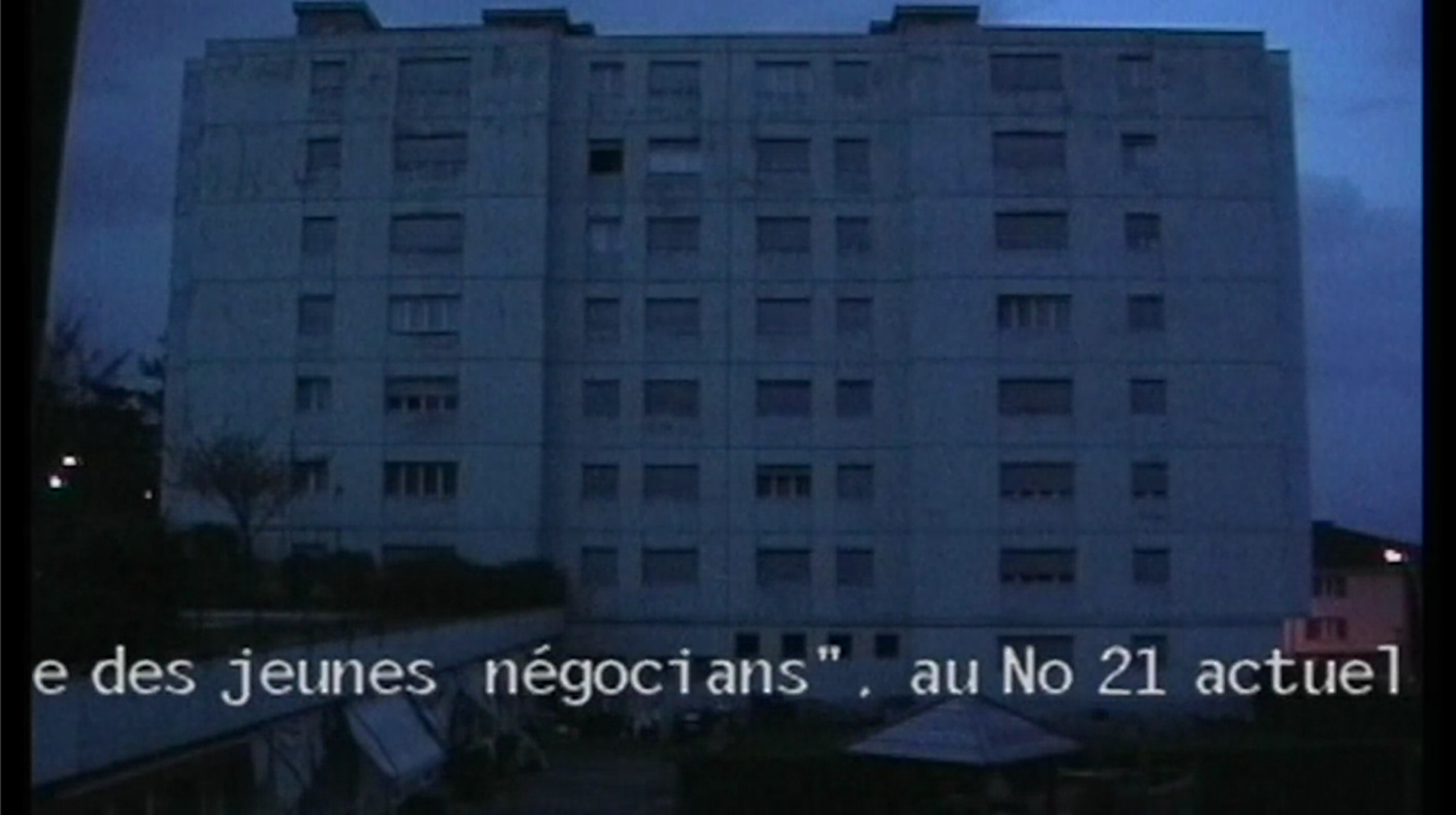 batiment dans la nuit