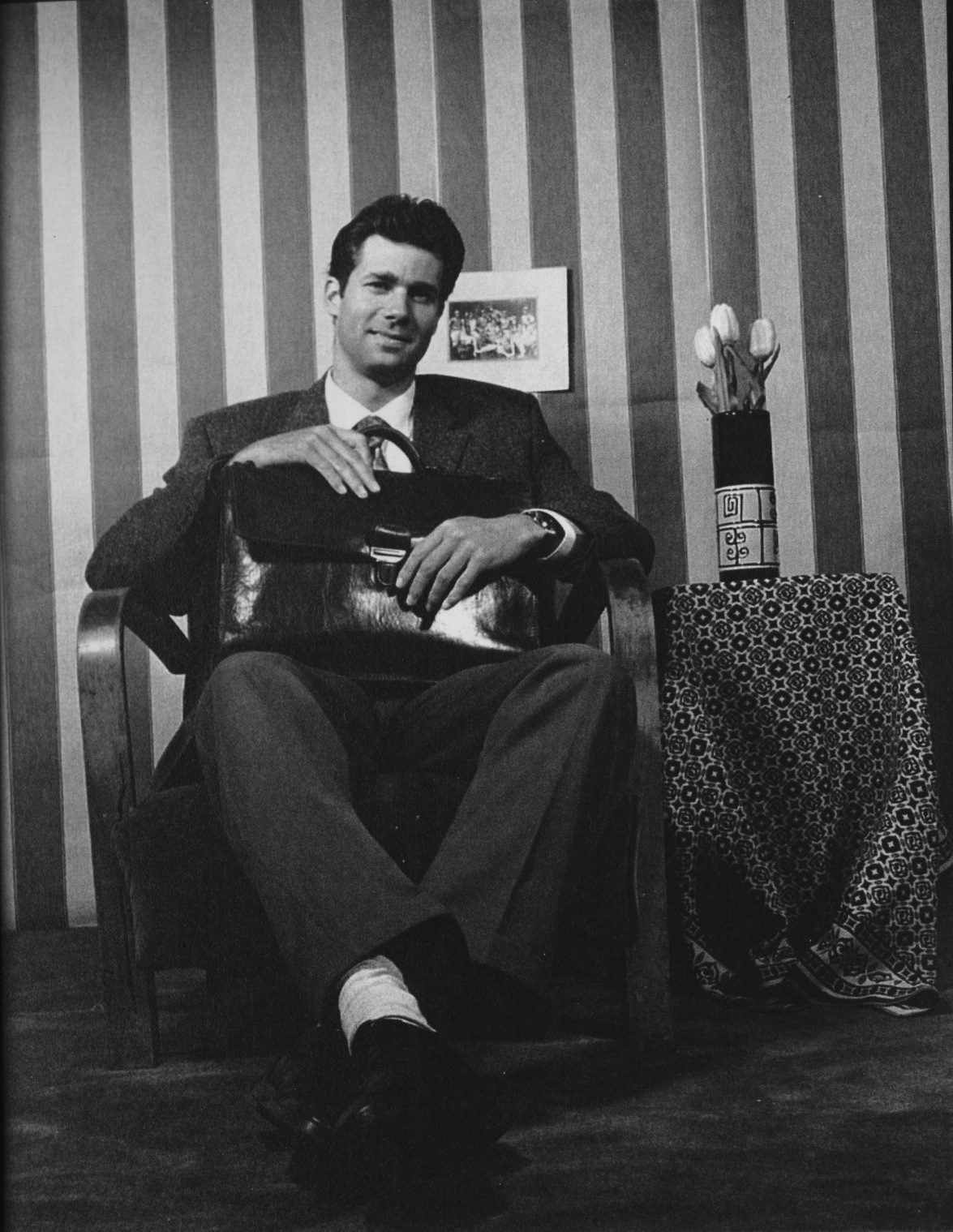 passante devant un décor