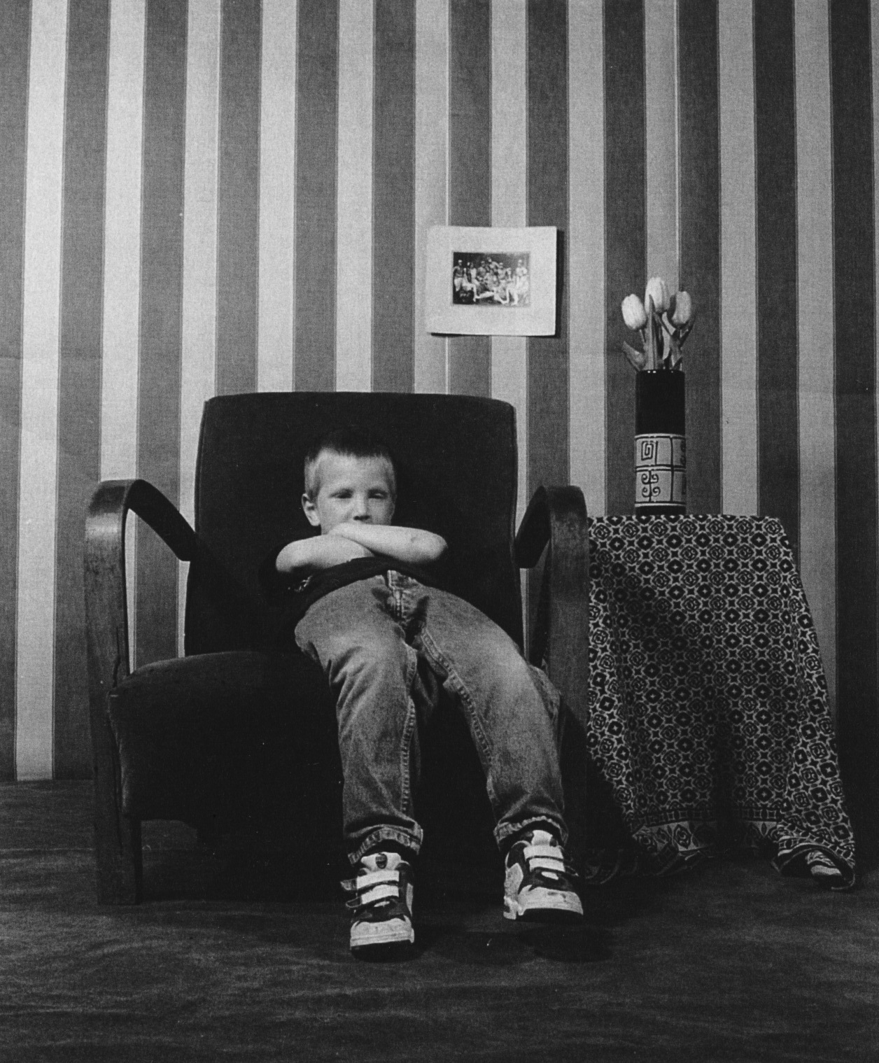 passant devant un décor