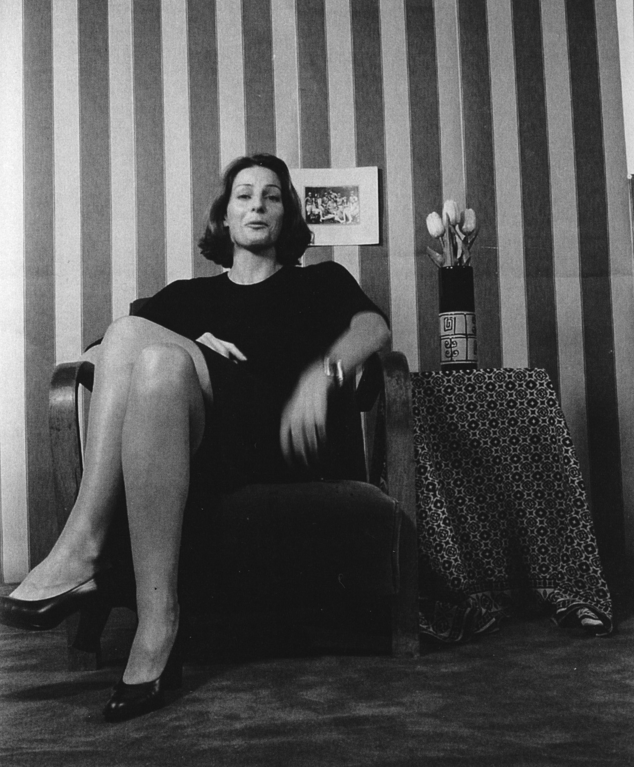 passante devant un décor