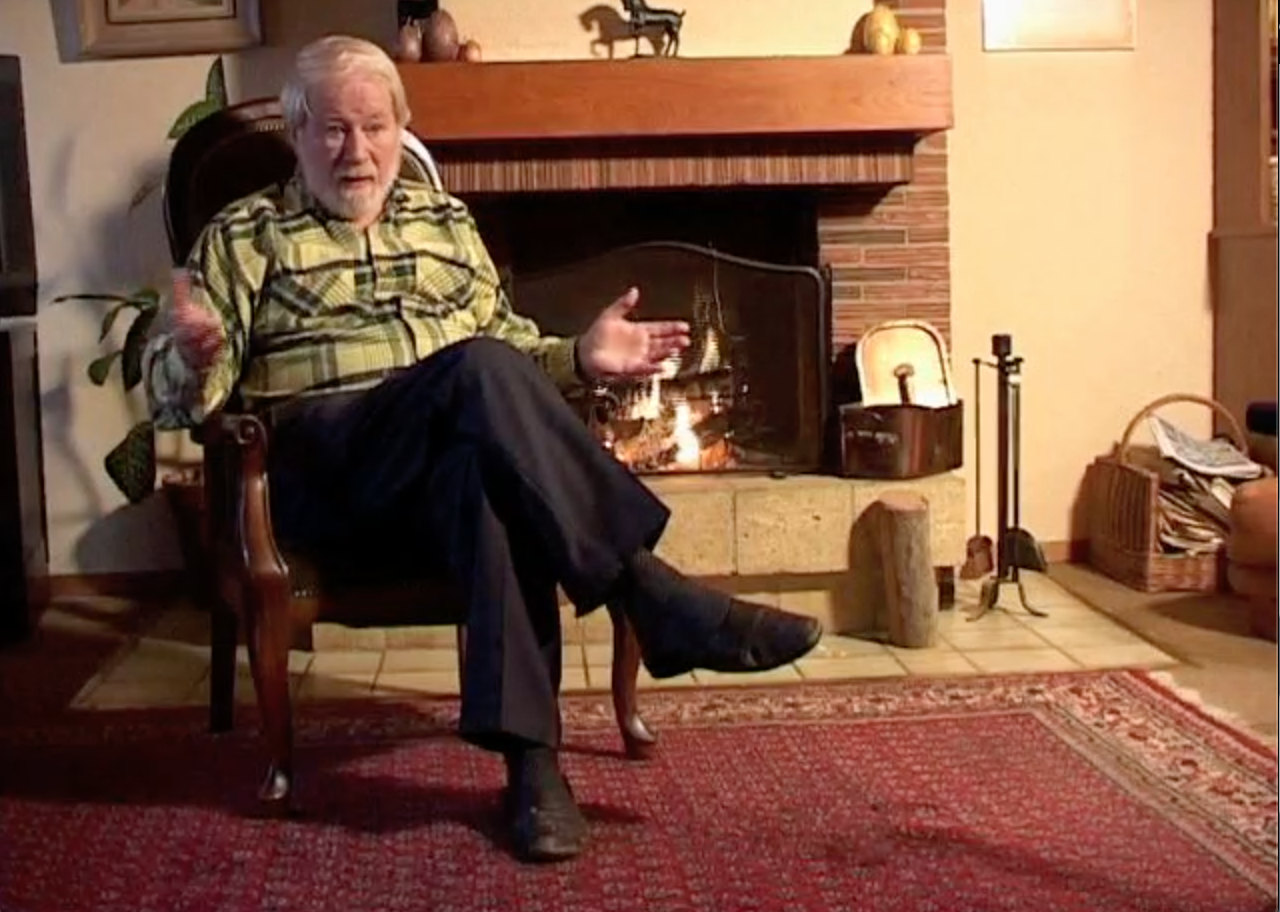 un homme assis dans un salon