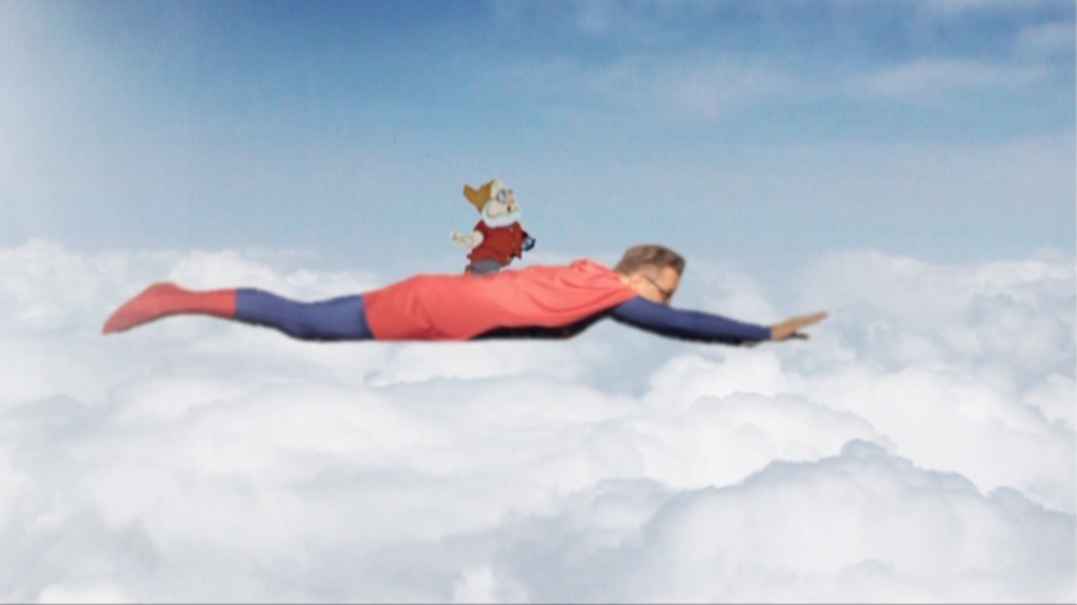 un homme planant dans le ciel